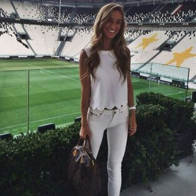 Sau khi bạn trai chuyển sang thi đấu cho Juventus, Maria thường xuyên bay sang Turin thăm và động viên anh trong những lúc khó khăn.