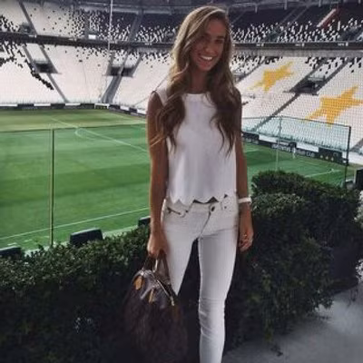 Sau khi bạn trai chuyển sang thi đấu cho Juventus, Maria thường xuyên bay sang Turin thăm và động viên anh trong những lúc khó khăn.