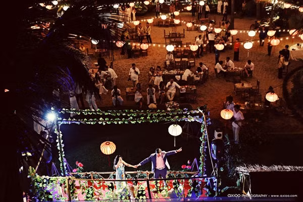 Mới đây, những bức ảnh trong bữa tiệc cưới linh đình của cặp đôi Hong Kong (Trung Quốc) trên bán đảo Sơn Trà (Đà Nẵng) đã khiến dân mạng xôn xao bàn tán. Ảnh trong bài: Axioo Photographer.