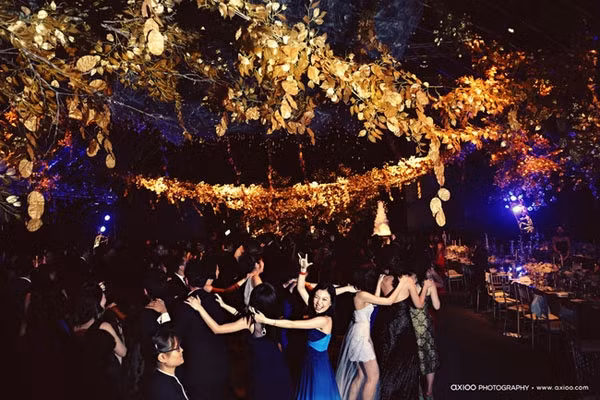 Các trang trí của bữa tiệc cưới 4 tỷ của cặp đôi người Hong Kong tại bán đảo Sơn Trà cũng vô cùng đặc biệt và tạo cho người dự một cảm giác như lạc vào khu rừng xanh. Ảnh trong bài: Axioo Photographer.