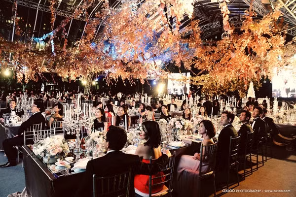 Được biết, đó là đám cưới sang chảnh của cặp đôi có tên Brian và Jocelin có quốc tịch Hong Kong (Trung Quốc). Đôi vợ chồng này đã có lễ cưới sang trọng tại Singapore trước khi tổ chức đám cưới lần hai tại Việt Nam.