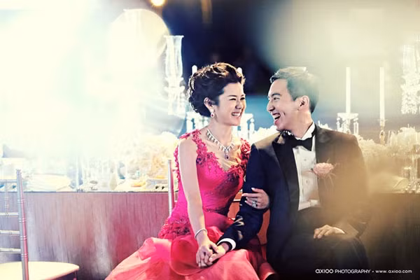 Xuất hiện trong lễ cưới tiền tỷ của cặp đôi đến từ Hong Kong này là sự hiện diện của 210 gồm bạn bè đối tác, họ hàng hai bên gia đình của cô dâu – chú rể và các nhóm hỗ trợ thực hiện.