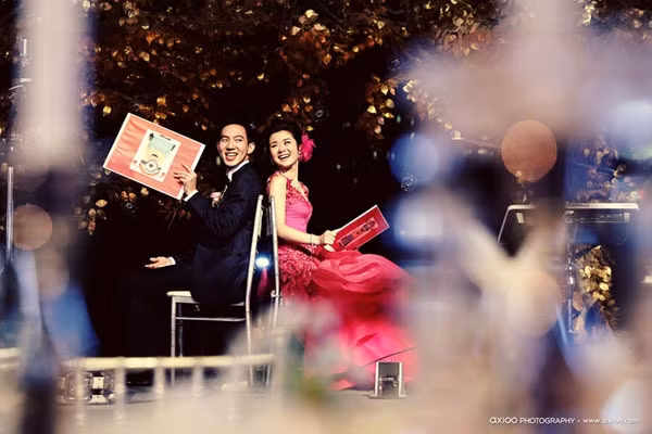 Cặp đôi người Hong Kong này đã chọn khu resort 6 sao nằm ở vị trí đắc địa trên bán đảo Sơn Trà (Đà Nẵng) để tổ chức tiệc cưới của mình. Đặc biệt họ đã bao trọn khu gồm 197 phòng ở và 4 nhà hàng cao cấp trong suốt 4 ngày diễn ra tiệc cưới.