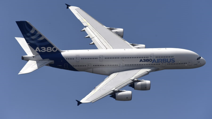 Ngày 14/2, Airbus chính thức thông báo sẽ ngừng sản xuất A380, dòng máy bay chở khách lớn nhất thế giới. Với chiều dài 73 mét và sải cánh 80 mét, Airbus A380 trên lý thuyết có thể chở theo 850 hành khách nhưng từ khi ra mắt vào năm 2005, các hãng hàng không thường chỉ xếp 450-550 chỗ trên một chiếc A380. Ảnh: AFP.
