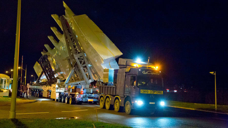 Để đảm bảo giao thông, quá trình vận chuyển diễn ra vào ban đêm, đoàn xe sẽ đi qua 21 thị trấn và ngôi làng với tốc độ 10-25 km/h. Ảnh: Airbus.