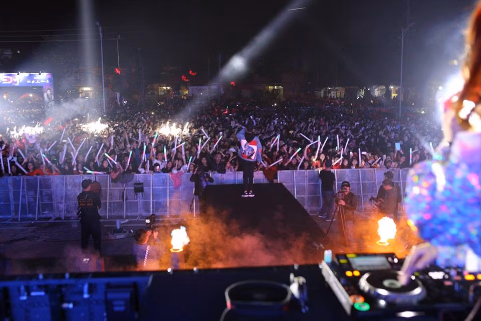 "Bên cạnh đó, dàn âm thanh khủng có thể phục vụ đến 50.000 khán giả sẽ biến không khí của sự kiện trở nên giàu cảm xúc và vô cùng sôi động, khiến bất cứ ai tham gia cũng sẽ thỏa mãn". Anh Dũng Nguyễn chia sẻ thêm.