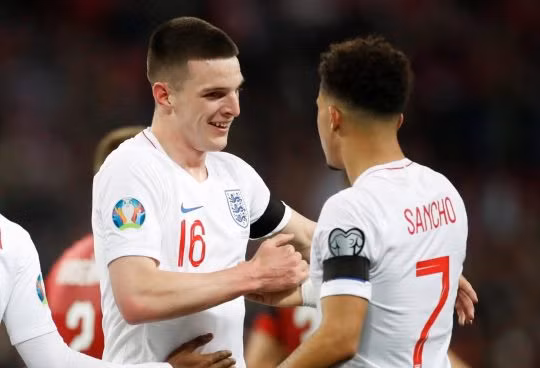 Tờ Lancs tiết lộ, đại diện đến từ MU đang tích cực thúc đẩy hai thương vụ Jadon Sancho của Borussia Dortmund và Declan Rice thuộc biên chế West Ham United.