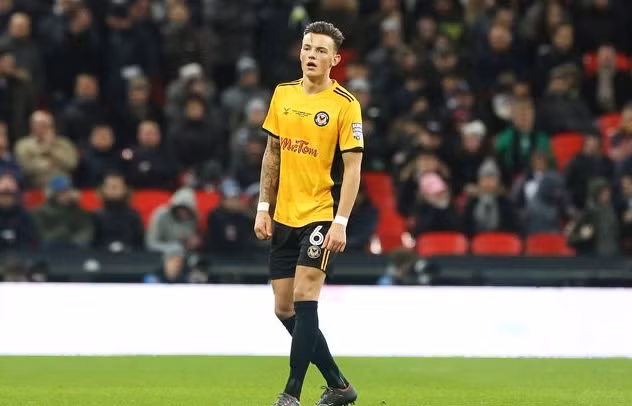 Chuyển nhượng bóng đá từ Football Insider, MU đã phái các tuyển trạch viên đến một vài câu lạc bộ để tìm kiếm một vài nhân tố có thể giúp hàng thủ tăng cường sự vững chắc và họ đã nhanh chóng tìm ra một cái tên, đó chính là trung vệ đang chơi cho Leeds United, Ben White.