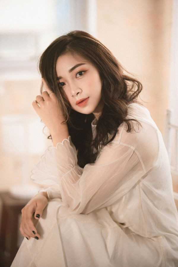 Ngoài thời gian lên giảng đường, Nhật Linh còn là người mẫu ảnh cho cho các shop thời trang tại Nghệ An để kiếm thêm thu nhập.