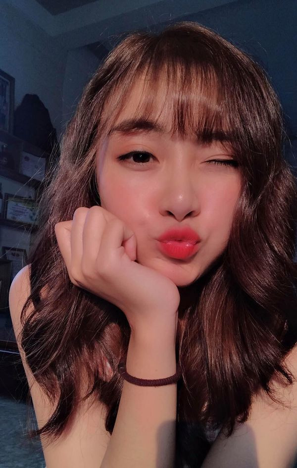 Nhật Linh cho biết thêm, cô cũng thấy khá vui khi được gọi là "cô giáo hotgirl". Nhưng bạn gái Phan Văn Đức không dám nhận danh xưng này bởi cô vẫn đang đi học và chưa chính thức trở thành giáo viên.