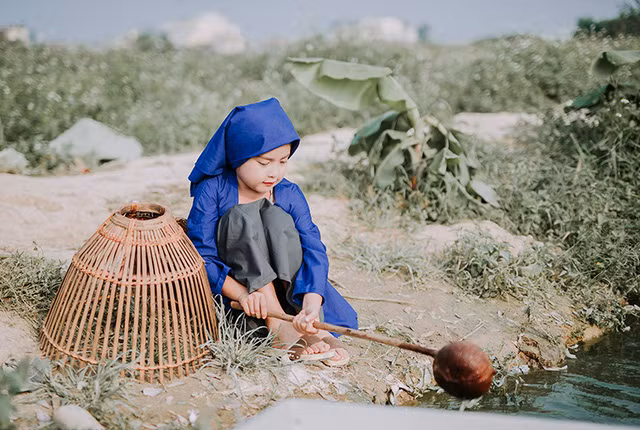 Cũng theo chia sẻ của mẹ cô bé 8 tuổi hóa thân thành nàng Tấm cho biết bộ ảnh được chụp vào một ngày nắng nóng tháng 6. Mặc dù rất nóng nhưng Gia Hân rất thích các đồ may mặc truyền thống như áo yếm, tứ thân kiểu cô Tấm và cũng thích hoa sen nữa, nên muốn lưu lại những khoảnh khắc ở hồ Tây.