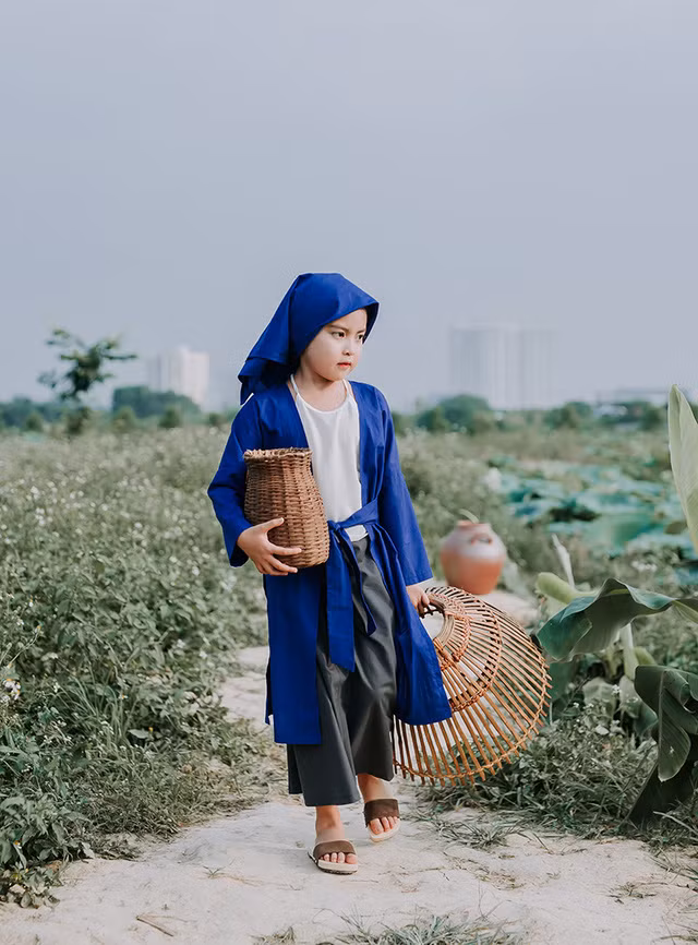 Để chuẩn bị đạo cụ cho Gia Hân, ê kíp thực hiện đã phải rất vất vả đi tìm áo tứ thân, khăn mỏ quạ, giỏ đựng cua, nơm bắt cá và cả guốc mộc để biến cô Tấm 8 tuổi này giống với phiên bản gốc.