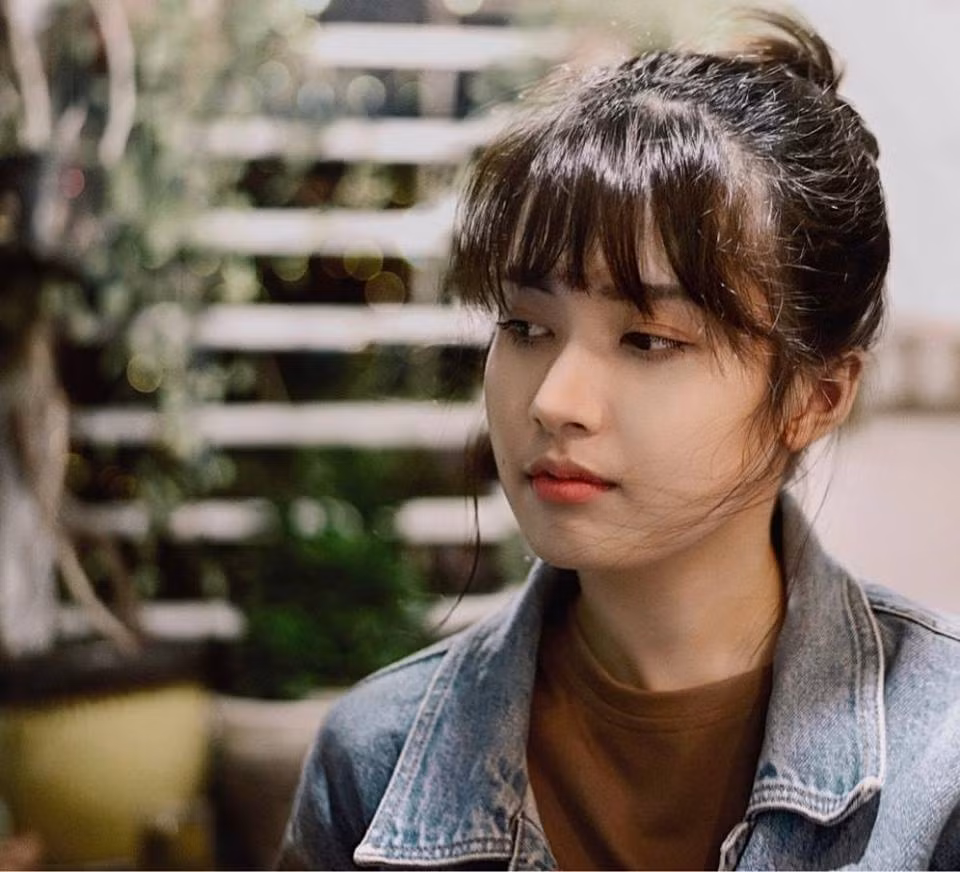 Nữ sinh ĐH Hoa Sen bất ngờ "nổi tiếng" với góc mặt nhìn nghiêng tuyệt đẹp đó là Vũ Anh Thư, 20 tuổi, hiện đang là sinh viên ngành Quản trị Công nghệ Truyền thông.