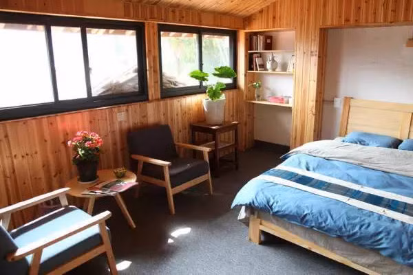 Những vật dụng hết sức đơn sơ trong ngôi nhà nhỏ của cặp vợ chồng bỏ chốn thành thị để lên núi ẩn dật này.