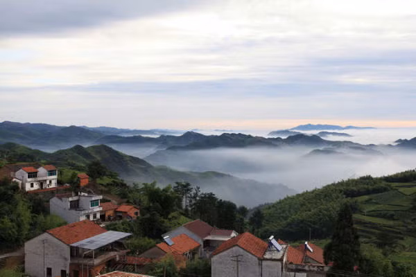 Mặc dù đã được bố mẹ mua cho một căn nhà tại thành phố nhưng cặp đôi này vẫn quyết định dắt tay nhau về định cư tại thôn Tam Vương Đường thuộc vùng núi Tây Bạch để sinh sống một cuộc sống an nhàn. Được biết đây là quê nhà của cặp vợ chồng bá đạo này.