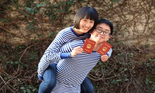 Cap vo chong tre gay soc khi bo pho len nui song-Hinh-2