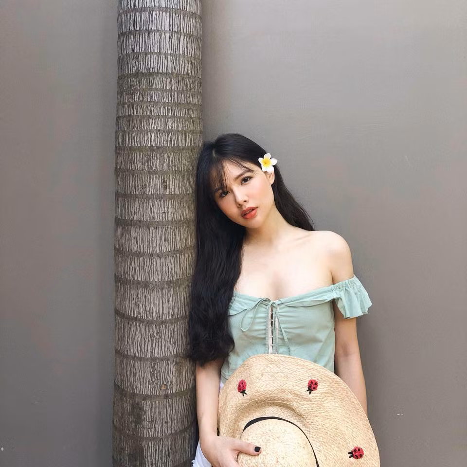 Phanh Lee tên đầy đủ là Lê Phương Anh, được biết đến như một trong số những hot girl đời đầu của Hà Thành.