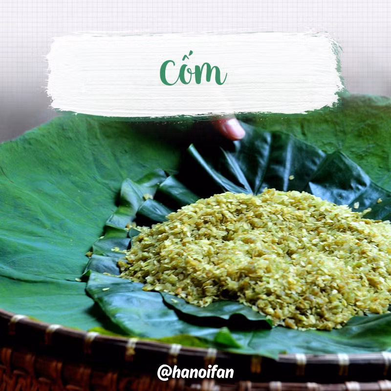 Cốm đã trở thành một đặc trưng không thể thiếu của người Hà Nội mỗi dịp tháng 8 về. Bao năm trôi qua, cốm không chỉ là thứ quà ăn vui miệng, mà còn níu giữ tâm hồn những người con Hà Nội xa quê.