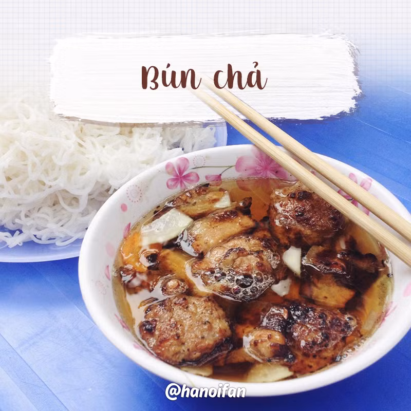 Có thể nói rằng bún chả là món không lẫn vào đâu được, khi ăn tất cả giác quan như hòa lẫn vào nhau. Thịt được nẹp vào các que tre nướng trên bếp than hồng, than phải được cho vừa phải, người quạt phải đều tay thì miếng thịt mới ngọt, mới thơm, không bị cháy đắng.