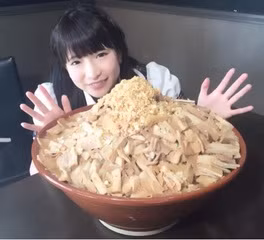 Với sức ăn kinh khủng như vậy, không có gì lạ khi thánh ăn Moe Azu đạt được giải Quán quân cuộc thi ăn Ogui Nhật Bản 2 năm liền 2015 và 2016, và Vô địch cuộc thi ăn Ogui Thế Giới vào năm 2016 tại Thái Lan.