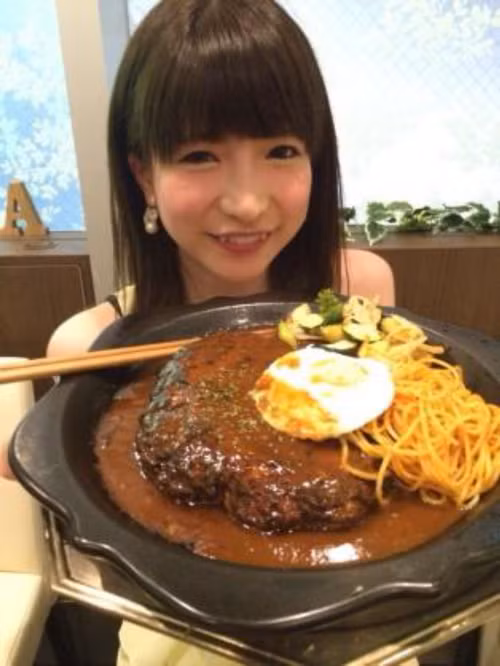 Cho đến hiện tại, nhiều người không thể lý giải được tại sao ăn nhiều đến như vậy nhưng Moe Azu vẫn sở hữu thân hình mảnh khảnh khiến nhiều người phải ghen tỵ bởi ăn mãi mà không lo béo.