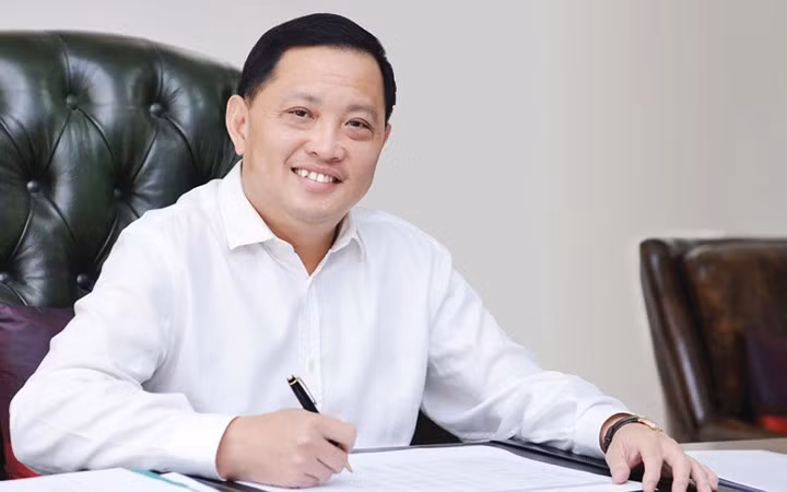 Ông Nguyễn Văn Đạt - Chủ tịch HĐQT, Tổng giám đốc CTCP Phát triển Bất động sản Phát Đạt. Nhờ đà tăng gấp đôi của cổ phiếu PDR từ đầu năm đến nay đã giúp ông chủ công ty này trở lại danh sách 10 người giàu nhất sàn chứng khoán. Tài sản: 3.713 tỷ đồng (tương đương 164 triệu USD)