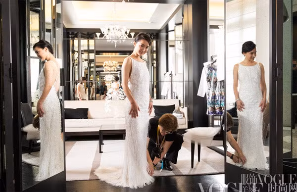 Đại hoa đán Châu Tấn chọn váy cưới trong BST cao cấp đầu năm 2014 của Chanel có giá gần 700.000 NDT (khoảng 2,4 tỷ đồng). Mẫu váy có phom dáng đơn giản nhưng cầu kỳ, tinh tế trong từng chi tiết.