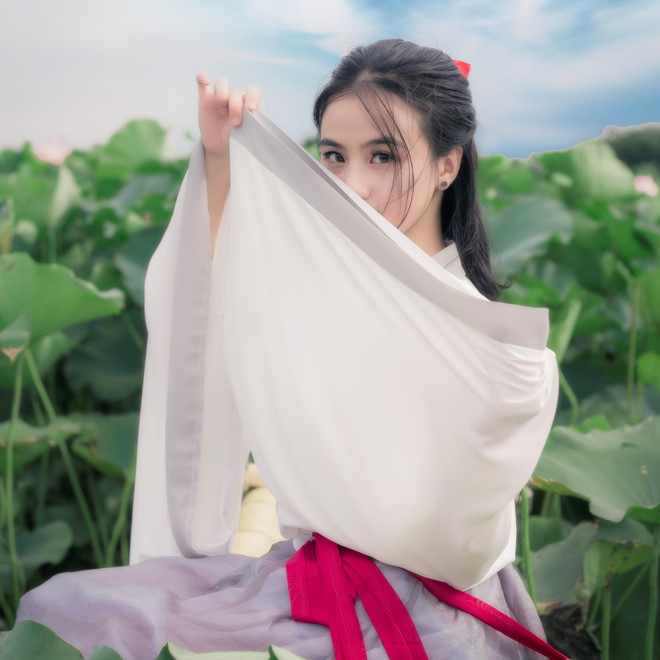 Điều khó khăn nhất trong quá trình thực hiện là vì quá đông người nên cả nhiếp ảnh gia và nữ sinh Hải Phòng phải xếp hàng khá lâu mới có chỗ đứng đẹp.