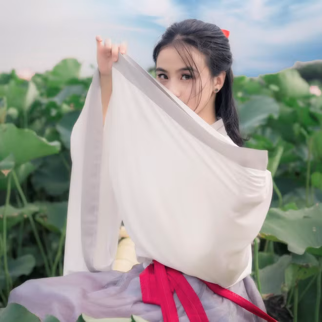 Điều khó khăn nhất trong quá trình thực hiện là vì quá đông người nên cả nhiếp ảnh gia và nữ sinh Hải Phòng phải xếp hàng khá lâu mới có chỗ đứng đẹp.