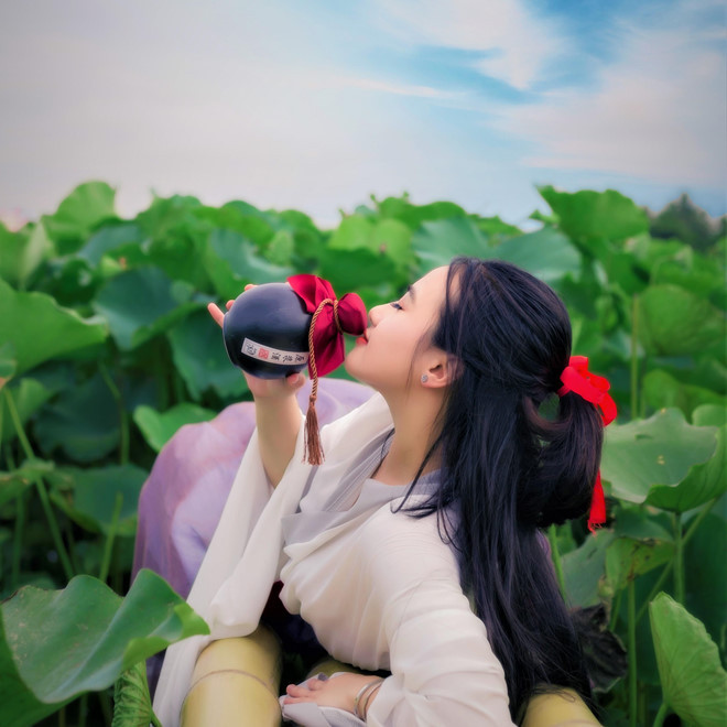 Mới đây, bộ ảnh tạo hình cổ trang bên hồ sen của nữ sinh Hải Phòng có tên Nguyễn Hạnh Nhi đã nhận được nhiều lời khen của CĐM.