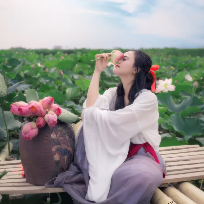 Được biết, địa điểm được Hạnh Nhi lựa chọn để thực hiện bộ ảnh cổ trang bên hồ sen của mình là đoạn ven đê đường Cầu Rào 2 (Hải Phòng).