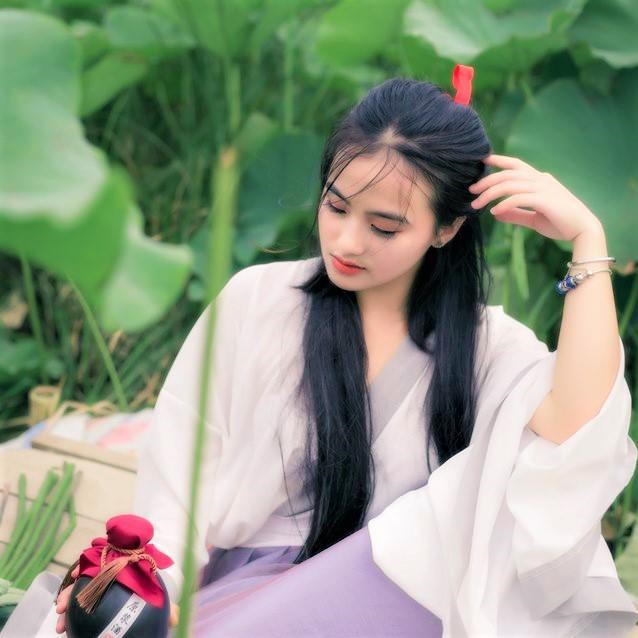 Bên cạnh đó, nhiếp ảnh gia 9X này cũng cho biết thêm, trang phục có gam màu trắng, sáng, thanh nhã sẽ hợp với sen hơn cả, mang lại cho tấm hình vẻ đẹp thuần khiết.