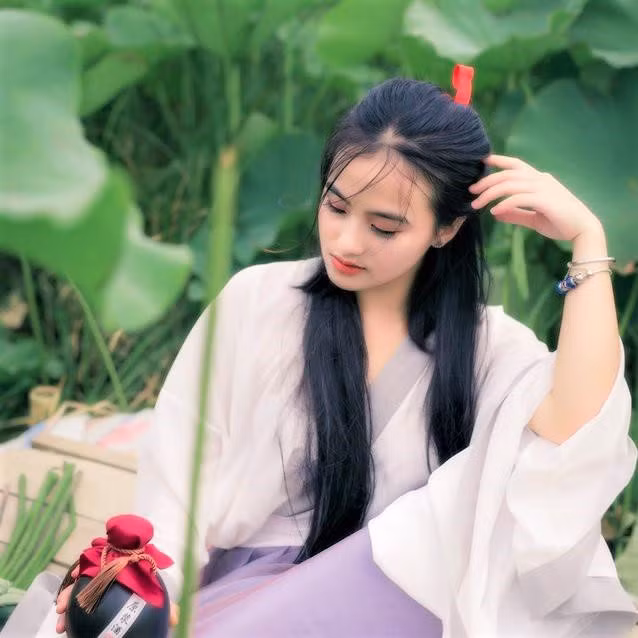 Bên cạnh đó, nhiếp ảnh gia 9X này cũng cho biết thêm, trang phục có gam màu trắng, sáng, thanh nhã sẽ hợp với sen hơn cả, mang lại cho tấm hình vẻ đẹp thuần khiết.