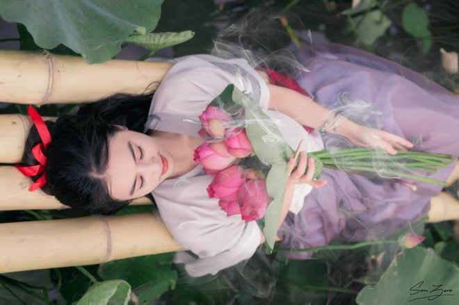 Nói về bộ ảnh của mình, nữ sinh Hải Phòng này cho biết muốn lưu lại những khoảnh khắc giữa mùa sen nở rộ song nếu chụp với áo dài, áo yếm hay bà ba có vẻ quá quen thuộc nên hai người đã quyết định chọn bộ trang phục mang hơi hướng cổ trang Trung Hoa.