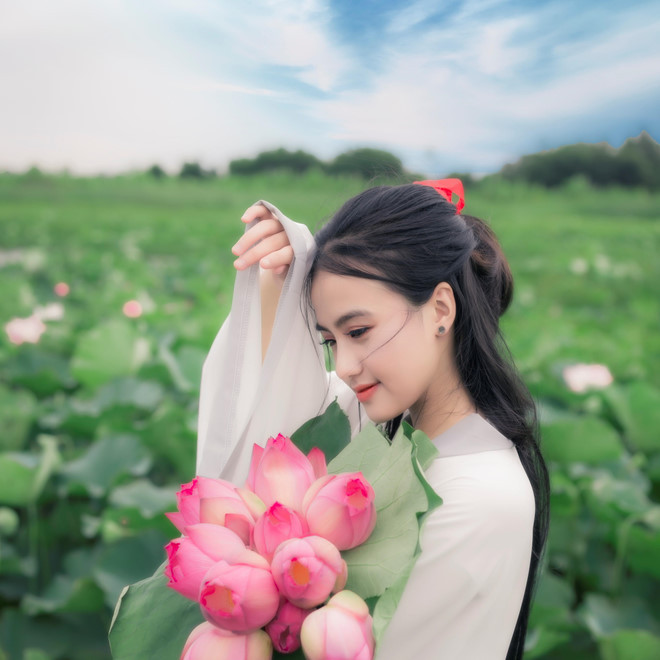 Tâm sự về bản thân, Viết Sơn cho biết mình khá sợ nước còn người yêu thì lại hoạt bát, năng động, thích leo trèo khắp mọi chỗ. Chiếc cầu tre vừa trơn, vừa nhỏ khiến nhiếp ảnh gia rất khó đứng vững để chọn một góc máy hoàn hảo.