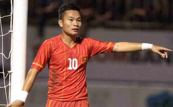 Một ứng cử viên đáng gờm nữa trong các ứng cử viên tranh chấp chiếc băng đội trưởng ở U23 Việt Nam đó là tiền vệ Trần Phi Sơn.