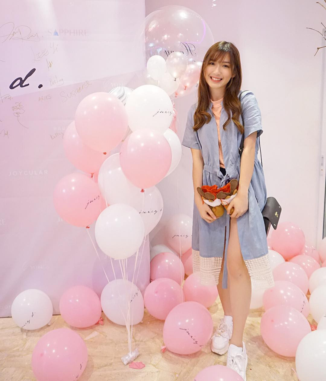 Theo chia sẻ của một số dân mạng Malaysia khi nó về Lovell Tan rằng: "Lovell không phải một vẻ đẹp quá sắc sảo mà có những nét dịu dàng, nhẹ nhàng, nữ tính vô cùng. Nếu gặp cô ấy ngoài đường, bạn sẽ thấy xinh hơn trong ảnh rất nhiều".