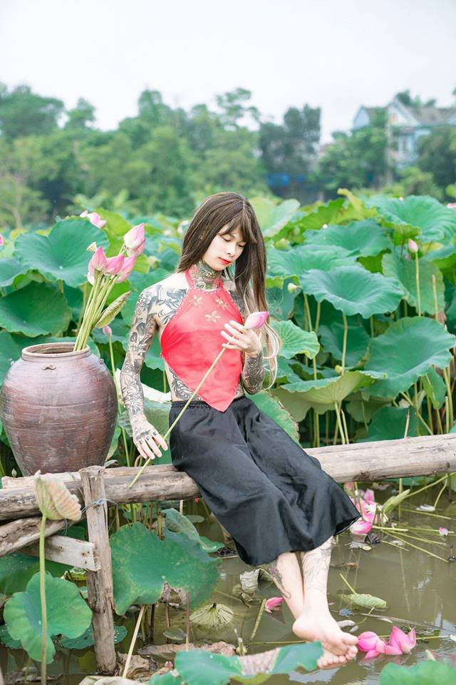 Theo nhiều dân mạng nhận xét, những bức ảnh bên ao sen của Tuấn Lâm mang đến nét mới và chứng minh không chỉ có các chị em mà các anh em cũng có thể khoe dáng bên ao sen thơ mộng.