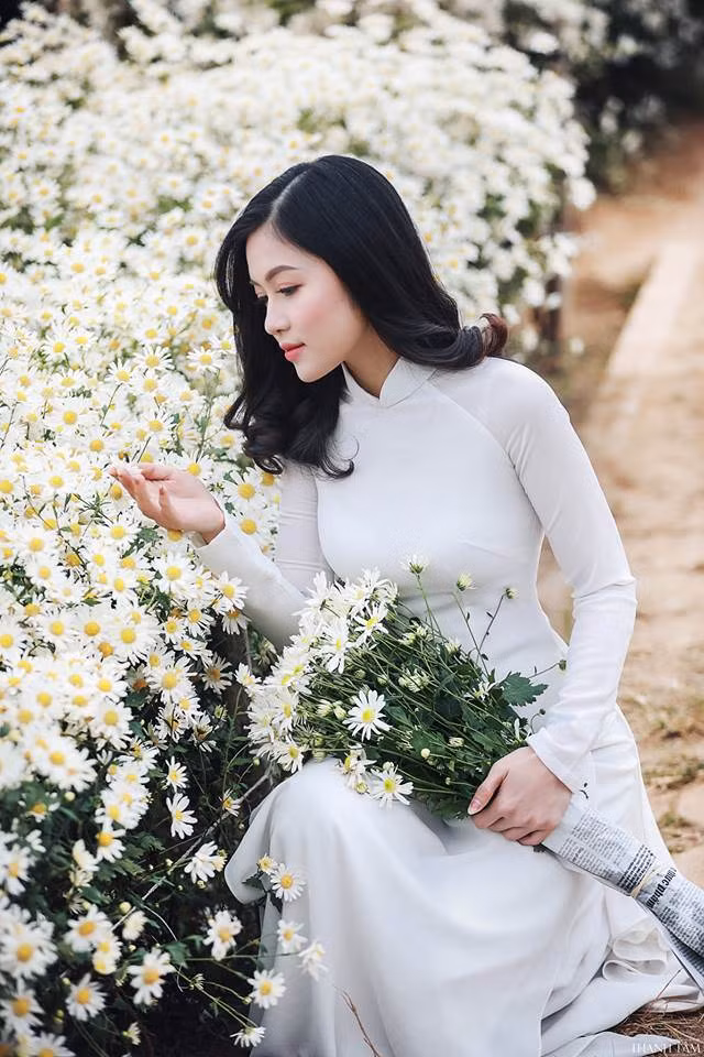 Thuộc tuýp người phụ nữ độc lập, bản lĩnh nên Trần Hiền sớm đã tự chủ trong tài chính và sớm có cho mình mình một shop thời trang mang tên mình. Mặc dù bận công việc nhưng cô dược sĩ này luôn dành thời gian để làm mẫu cho chính sản phẩm mà cô thiết kế. Mời quý độc giả xem clip Miss Dược 2014 - Thí sinh Trần Thị Hiền/ Nguồn: Pharma TV.