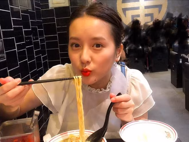 Sau khi tốt nghiệp đại học, cô đã thi lấy bằng lái xe chuyên nghiệp rồi đầu quân vào dự án giao thông có tên "Giấc mơ Asuka".