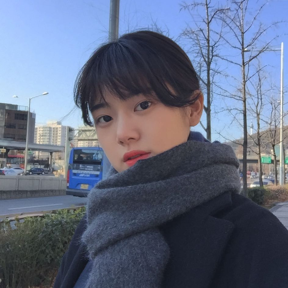 Nhờ ngoại hình xinh xắn ấn tượng, không khó hiểu khi Min Seo hiện đang là người mẫu khá được yêu thích và cũng nhờ đó những bản solo của cô nàng hot girl Hàn Quốc này thi thoảng cũng góp mặt trong top những ca khúc được giới trẻ yêu thích.