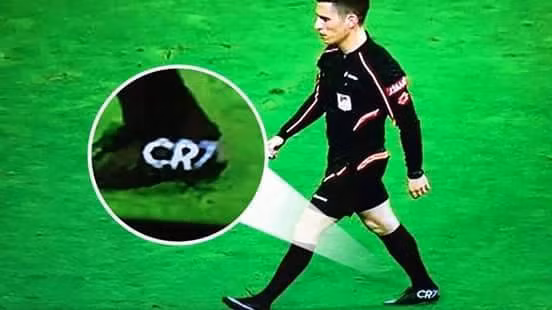 Vì quá hâm mộ Cris Ronaldo mà ông trọng tài trên đã đi đôi giày mang thương hiệu của siêu sao Bồ Đào Nha trong trận đấu mà mình bắt chính.