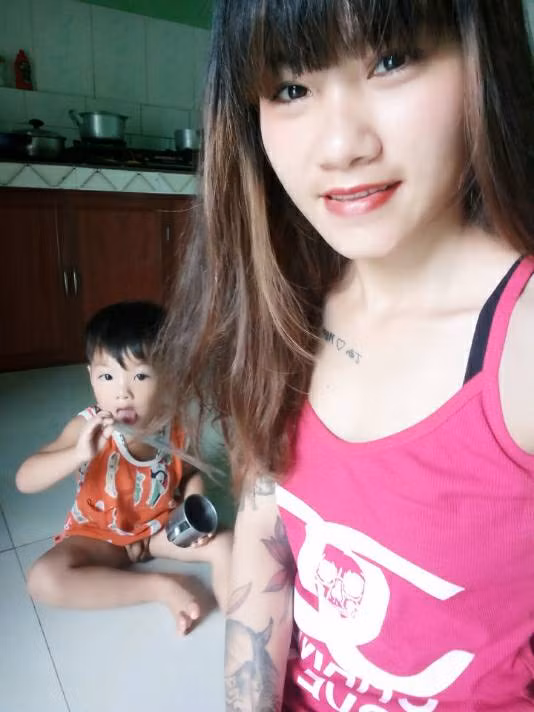 Được biết chủ nhân của những bức ảnh này tên thật là Hoàng Tiểu Ngọc, sinh năm 1993, hiện đang sinh sống cùng chồng và hai con nhỏ tại Hà Nam.