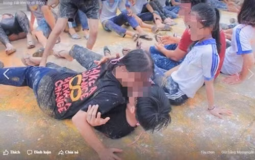 Hai ngày nay, trên mạng xã hội lan truyền một clip ngắn do một học sinh của Trường THPT Thực hành Sư phạm (trường ĐH Cần Thơ) quay lại hình ảnh các học sinh lớp 10, 11 đang hào hứng tham gia trò chơi được cho là rất "phản cảm". Ngay sau khi được lan truyền, clip này phải hứng chịu không ít ý kiến phẫn nộ đến từ cộng đồng mạng.