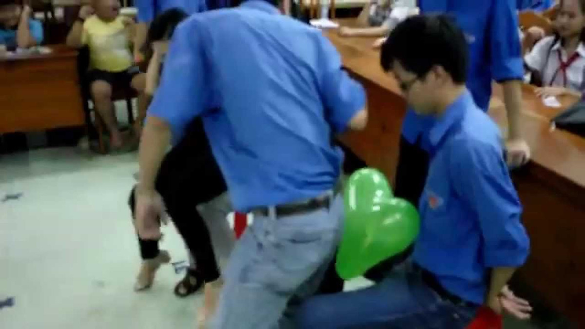 Còn về phía học sinh đã đăng tải clip lên MXH tỏ ra buồn bã và chia sẻ rằng những hình ảnh vui chơi này chỉ mang tính chất chia sẻ với bạn bè cùng trang lứa lưu giữ kỷ niệm. Ngoài ra, không có mục đích gì khác và không như những gì mà CĐM đã suy diễn thời gian qua.