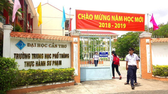Còn nickname Quynh Hoa cho rằng: "Bây giờ trẻ con đã lớn rất nhanh khi chúng được tiếp xúc với internet khá nhiều và chính những hành động như trò chơi trên khiến chúng được thực hành những thứ "đen" về giới tính mà chúng đang nghĩ. Ngày xưa đừng nghĩ tới những trò chơi như này, nắm tay bạn khác giới thôi đã là cả chuyện động trời rồi. Hy vọng các cơ quan chức năng nghiệm trị hành động này để đưa sự trong sáng về lại với tuổi học sinh".