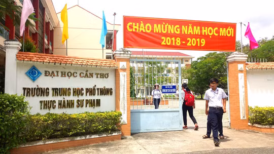 Còn nickname Quynh Hoa cho rằng: "Bây giờ trẻ con đã lớn rất nhanh khi chúng được tiếp xúc với internet khá nhiều và chính những hành động như trò chơi trên khiến chúng được thực hành những thứ "đen" về giới tính mà chúng đang nghĩ. Ngày xưa đừng nghĩ tới những trò chơi như này, nắm tay bạn khác giới thôi đã là cả chuyện động trời rồi. Hy vọng các cơ quan chức năng nghiệm trị hành động này để đưa sự trong sáng về lại với tuổi học sinh".