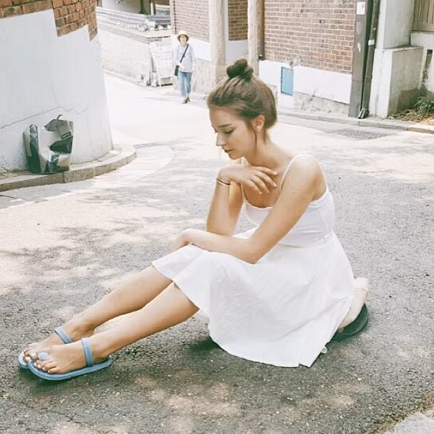 Cô gái xinh đẹp xuất hiện lần đầu trên một trang Fanpage của Hội những người thích ngắm những cô nàng trời Tây và chỉ sau một thời gian ngắn, hình ảnh của cô nàng hot girl người Nga này được đông đảo cư dân mạng truyền tay nhau.