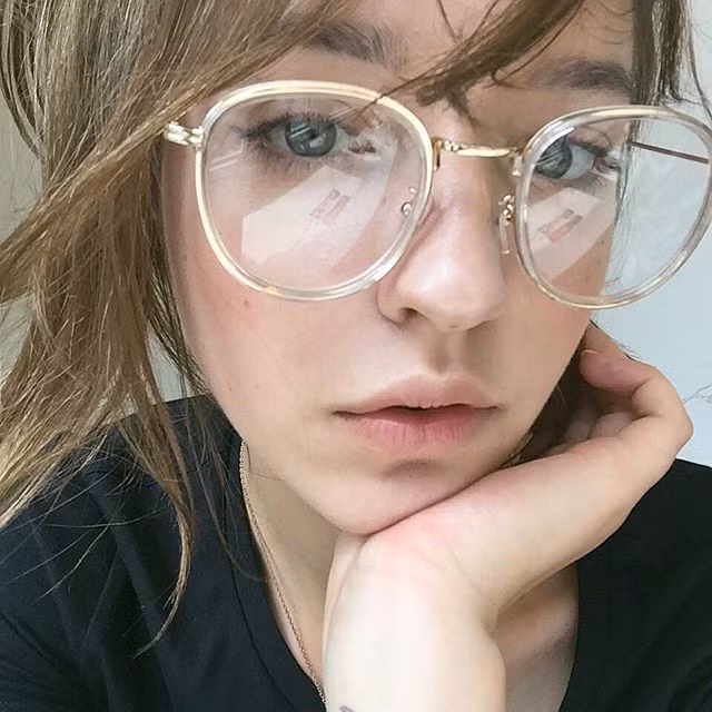 Angelina Danilova sở hữu một gương mặt xinh đẹp, làn da trắng sáng, thân hình cân đối với số đo 3 vòng khá chuẩn.