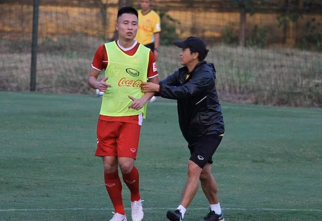 Theo nhiều người nhận xét, lần đầu tiên "ăn cơm tuyển" của Đinh Viết Tú sẽ rất khó khăn và đặc biệt khi cầu thủ này vừa phải căng sức chiến đấu để cùng CLB Nam Định trụ hạng.